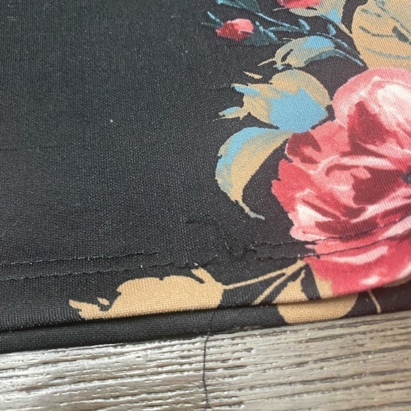 Silhouette NYC
Floral Print Skirt Knee length high waisted pencil skirt size L - Picture 6 of 8